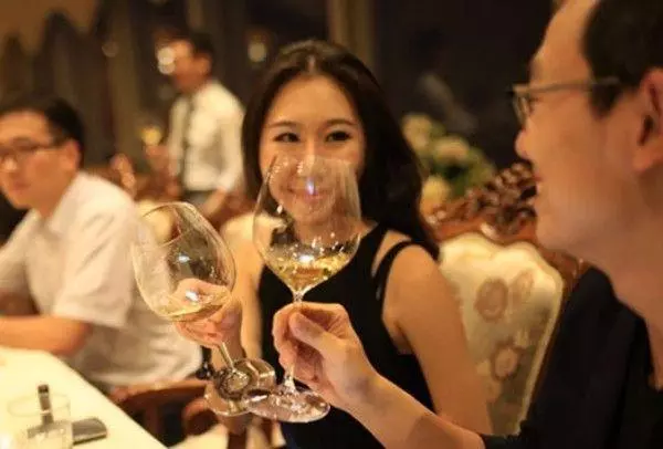 二婚女嫁給初婚男,沒能生孩子心生自卑,酒會上丈夫竟如此強勢!