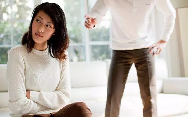 千金小姐婚後敗家引婆家不滿,婆婆生日,妻子送貴禮遭丈夫怒罵!