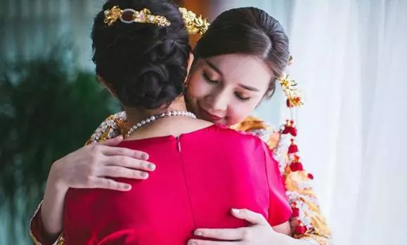 結婚當天,岳母拉來一車陪嫁,親友們的笑聲,我甩老婆兩巴掌
