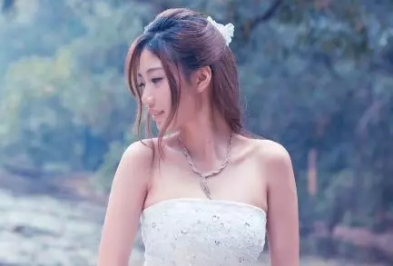 結婚當天,岳母拉來一車陪嫁,親友們的笑聲,我甩老婆兩巴掌