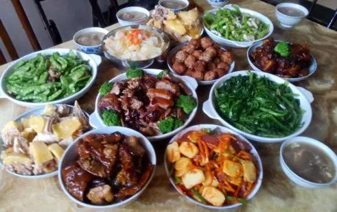 我請准岳母下館子,點菜時她搶去菜單,結帳時我遛了