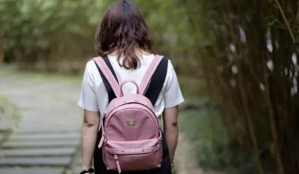 我住姐夫家三年,每月給他一百元生活費,臨走時他的態度我蒙了