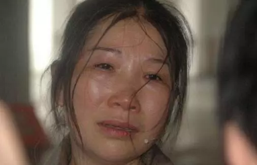 婆婆癱瘓十年,姑子小叔從不來,拆遷分房時,他們把我家砸了