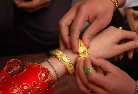 馬上要結婚了,婆婆說沒錢辦酒,看到姑子的陪嫁,我把婚房砸了