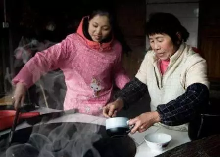我把婆婆當親媽,婆婆對我非常好,我被車撞斷雙腿,從此沒了娘家