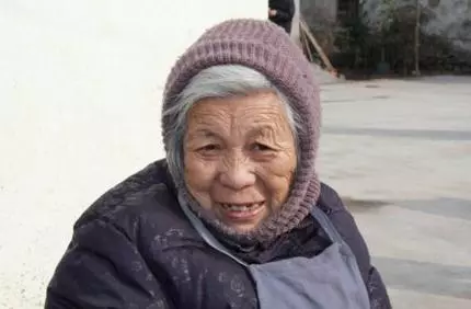 我有三個兒子,他們結婚後從不來看我,兒媳們的到來,我生不如死