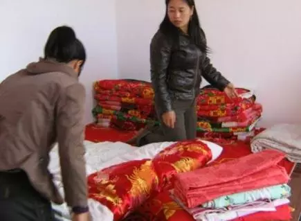 我有三個兒子,他們結婚後從不來看我,兒媳們的到來,我生不如死