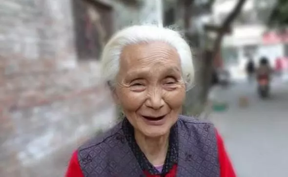 我剛把房產過戶給兒媳,兒子就要攆我走,小孫子的話我生不如死