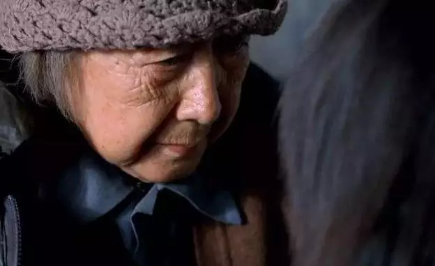 我剛把房產過戶給兒媳,兒子就要攆我走,小孫子的話我生不如死