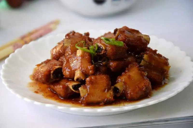 「糖醋排骨」別只會加糖和醋!大廚多加「1種料」,排骨香軟入味