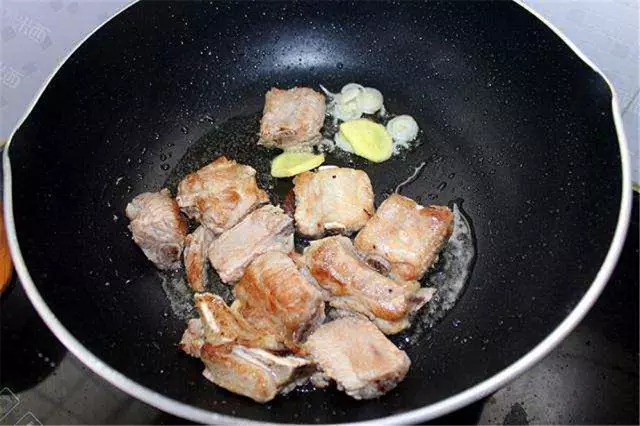 「糖醋排骨」別只會加糖和醋!大廚多加「1種料」,排骨香軟入味