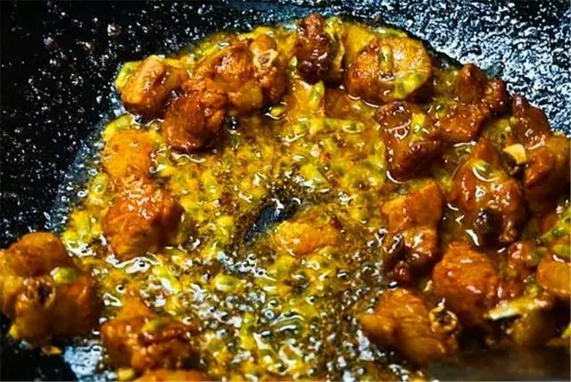 「糖醋排骨」別只會加糖和醋!大廚多加「1種料」,排骨香軟入味