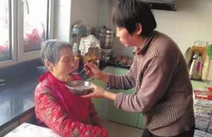 婆婆過年躲姑子家,我到姑子家大鬧,推門後的場景我長跪不起