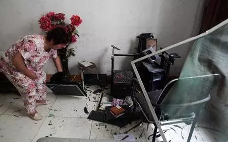 我給岳母八萬彩禮,她說陪嫁一套房,拿到鑰匙後我把房砸了