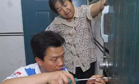 我給岳母八萬彩禮,她說陪嫁一套房,拿到鑰匙後我把房砸了
