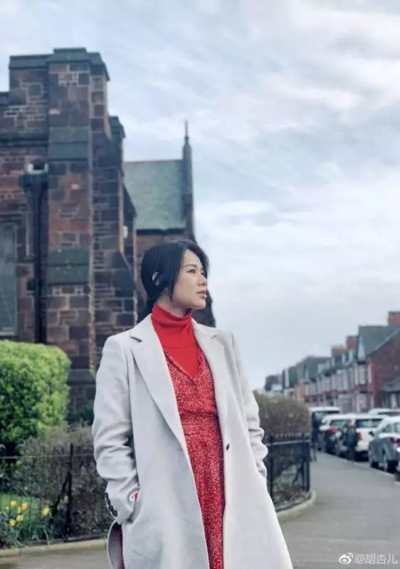 胡杏兒老公曬一家四口合影,胡杏兒的二胎孕肚已經很明顯了