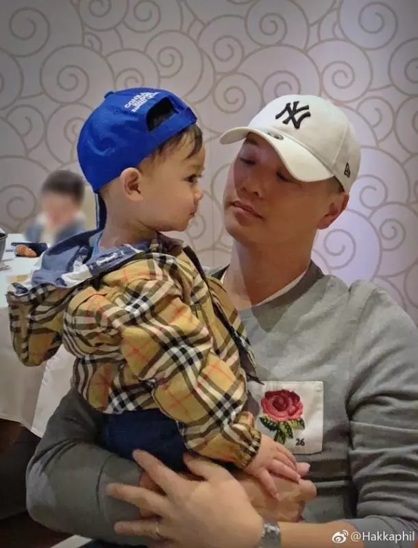 胡杏兒老公曬一家四口合影,胡杏兒的二胎孕肚已經很明顯了
