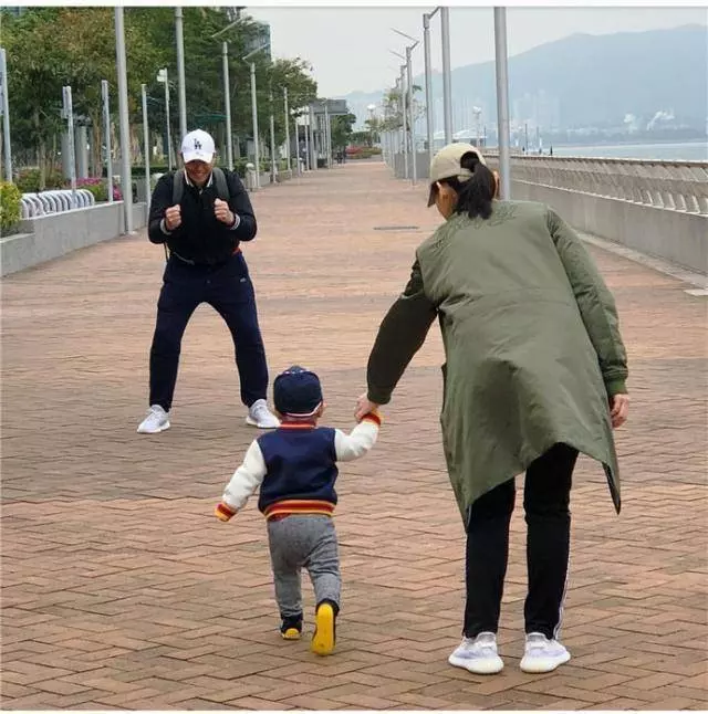 胡杏兒老公曬一家四口合影,胡杏兒的二胎孕肚已經很明顯了