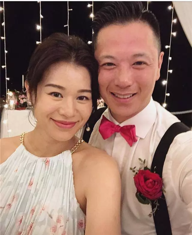 胡杏兒老公曬一家四口合影,胡杏兒的二胎孕肚已經很明顯了