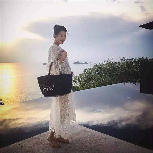 胡杏兒老公曬一家四口合影,胡杏兒的二胎孕肚已經很明顯了