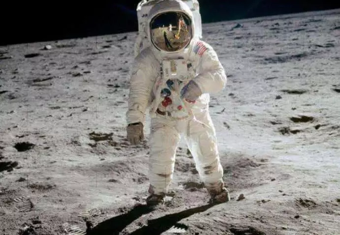 人類為何不再登月?86歲前太空人爆出隱藏半個世紀秘密:月球上很髒很危險!