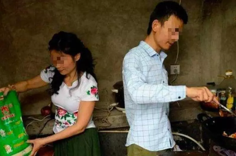 女兒每月給父親寄1萬,重病後沒錢了,弟弟拿刀衝上門,姐姐愣了