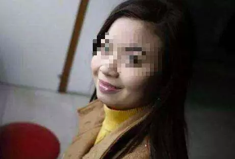 女兒每月給父親寄1萬,重病後沒錢了,弟弟拿刀衝上門,姐姐愣了