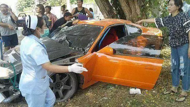 和尚駕駛100萬跑車出車禍後,說了7個字,救援人員聽完不再救他!