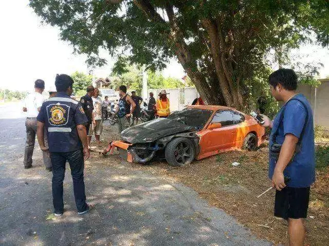 和尚駕駛100萬跑車出車禍後,說了7個字,救援人員聽完不再救他!