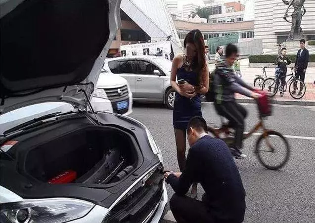 賓士車主仗勢欺人刁難6歲孫女,老人一氣之下亮出身份證,車主瞬間慌了神