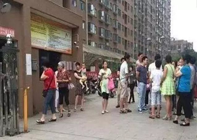 賓士車主仗勢欺人刁難6歲孫女,老人一氣之下亮出身份證,車主瞬間慌了神