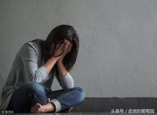 賓士車主仗勢欺人刁難6歲孫女,老人一氣之下亮出身份證,車主瞬間慌了神
