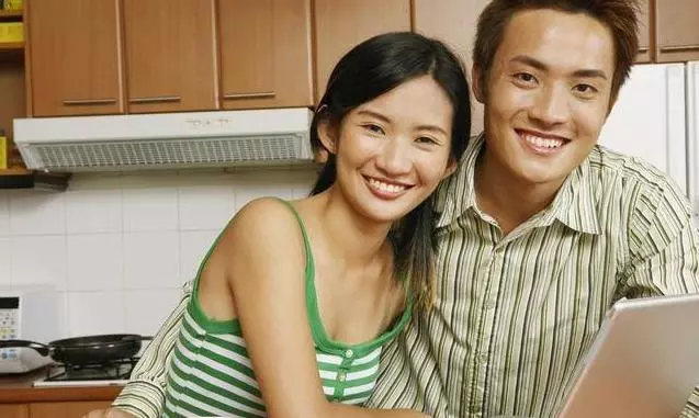 老公出軌女秘書,老婆不哭不鬧,而且自己凈身出戶,兩年後街上偶遇,丈夫蒙了