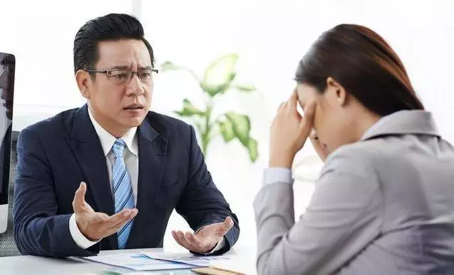 老公出軌女秘書,老婆不哭不鬧,而且自己凈身出戶,兩年後街上偶遇,丈夫蒙了