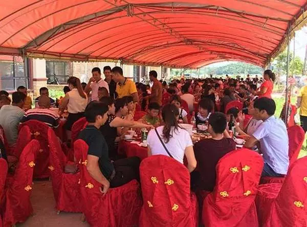 南下吃喜酒!親戚辦流水席「一桌5000元」還收禮金 發文問「菜色會很好嗎」南北網友吵翻天