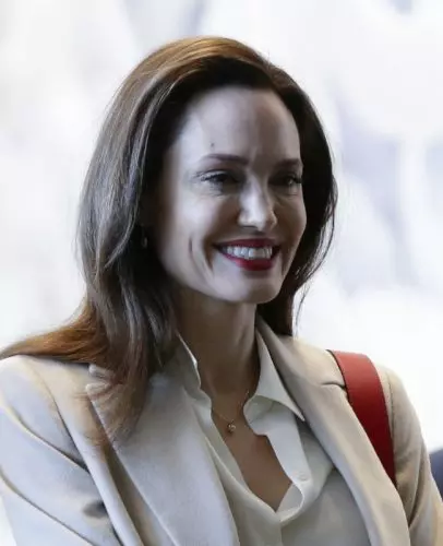 【真的變成老巫婆了!?】Angelina Jolie近照曝光! 臉部扭曲 + 冒青筋, 網民直呼: 又殘又憔悴!