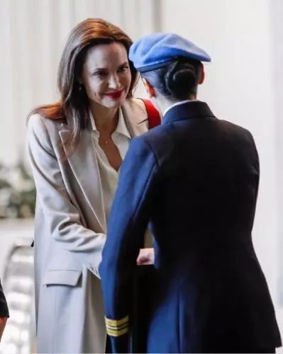【真的變成老巫婆了!?】Angelina Jolie近照曝光! 臉部扭曲 + 冒青筋, 網民直呼: 又殘又憔悴!