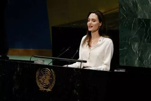 【真的變成老巫婆了!?】Angelina Jolie近照曝光! 臉部扭曲 + 冒青筋, 網民直呼: 又殘又憔悴!