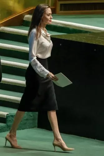 【真的變成老巫婆了!?】Angelina Jolie近照曝光! 臉部扭曲 + 冒青筋, 網民直呼: 又殘又憔悴!