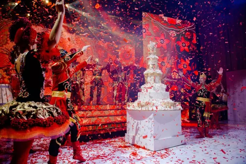 【大馬王室婚禮超誇張!】前Agong婚禮現場有馬戲團表演?!新娘子還大秀事業線❤網友:果然有錢~(內有影片)