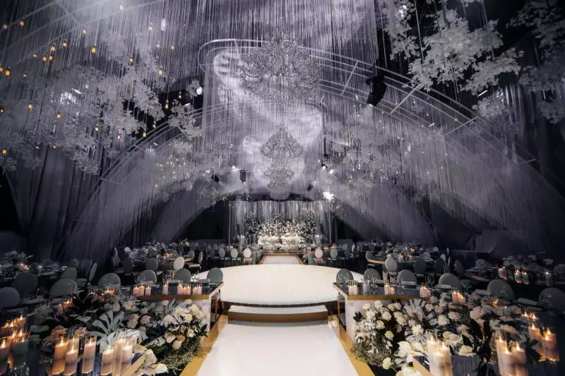 【大馬王室婚禮超誇張!】前Agong婚禮現場有馬戲團表演?!新娘子還大秀事業線❤網友:果然有錢~(內有影片)