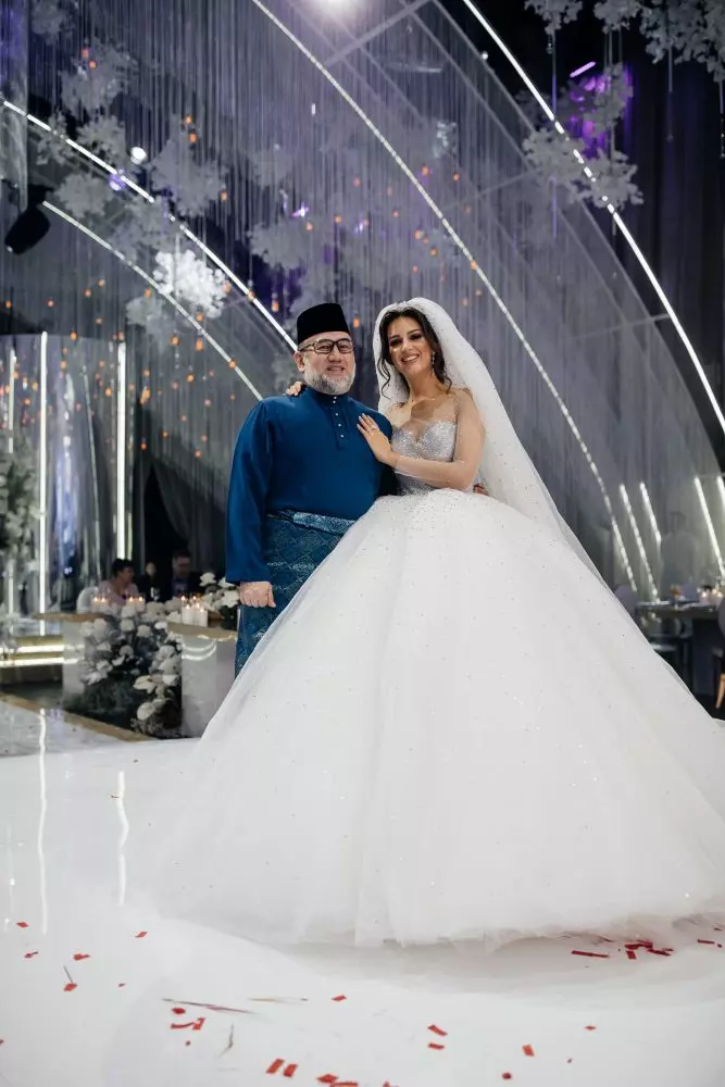 【大馬王室婚禮超誇張!】前Agong婚禮現場有馬戲團表演?!新娘子還大秀事業線❤網友:果然有錢~(內有影片)