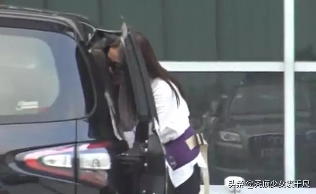TVB小花鐘嘉欣首度帶二胎公開現身,寶寶頭髮濃密模樣俊俏可愛!