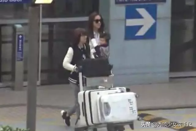 TVB小花鐘嘉欣首度帶二胎公開現身,寶寶頭髮濃密模樣俊俏可愛!