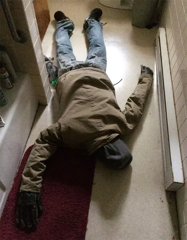 在浴缸裡偷放鯊魚… 25個「讓人每天生活都心跳加速」的奇葩室友