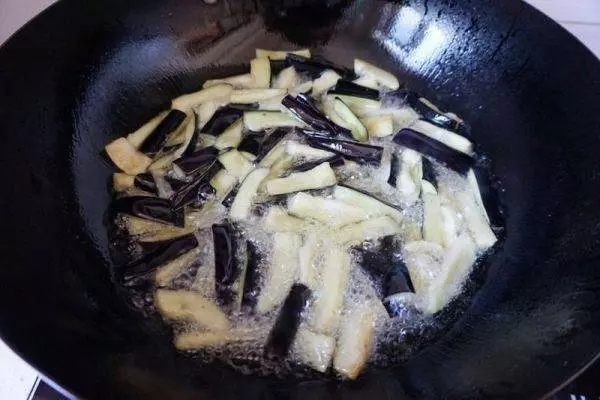 教你在家做美味的燒茄子,比紅燒肉還下飯,做法簡單,吃著特別爽