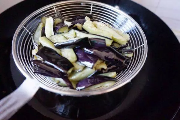 教你在家做美味的燒茄子,比紅燒肉還下飯,做法簡單,吃著特別爽