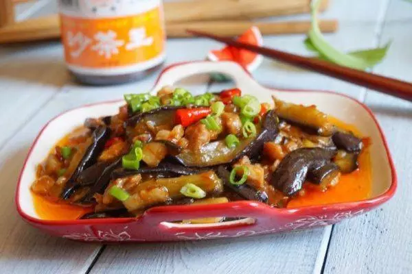 教你在家做美味的燒茄子,比紅燒肉還下飯,做法簡單,吃著特別爽