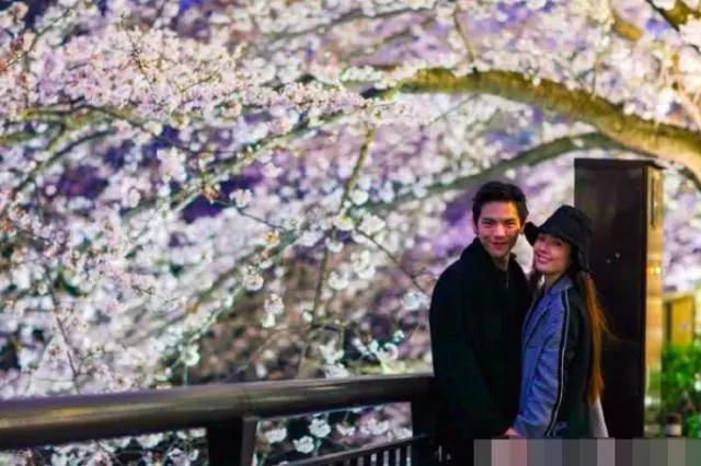 甜skr人!向佐日本街頭打郭碧婷臀部,網友笑稱好大聲!