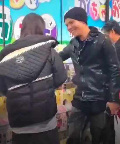 甜skr人!向佐日本街頭打郭碧婷臀部,網友笑稱好大聲!